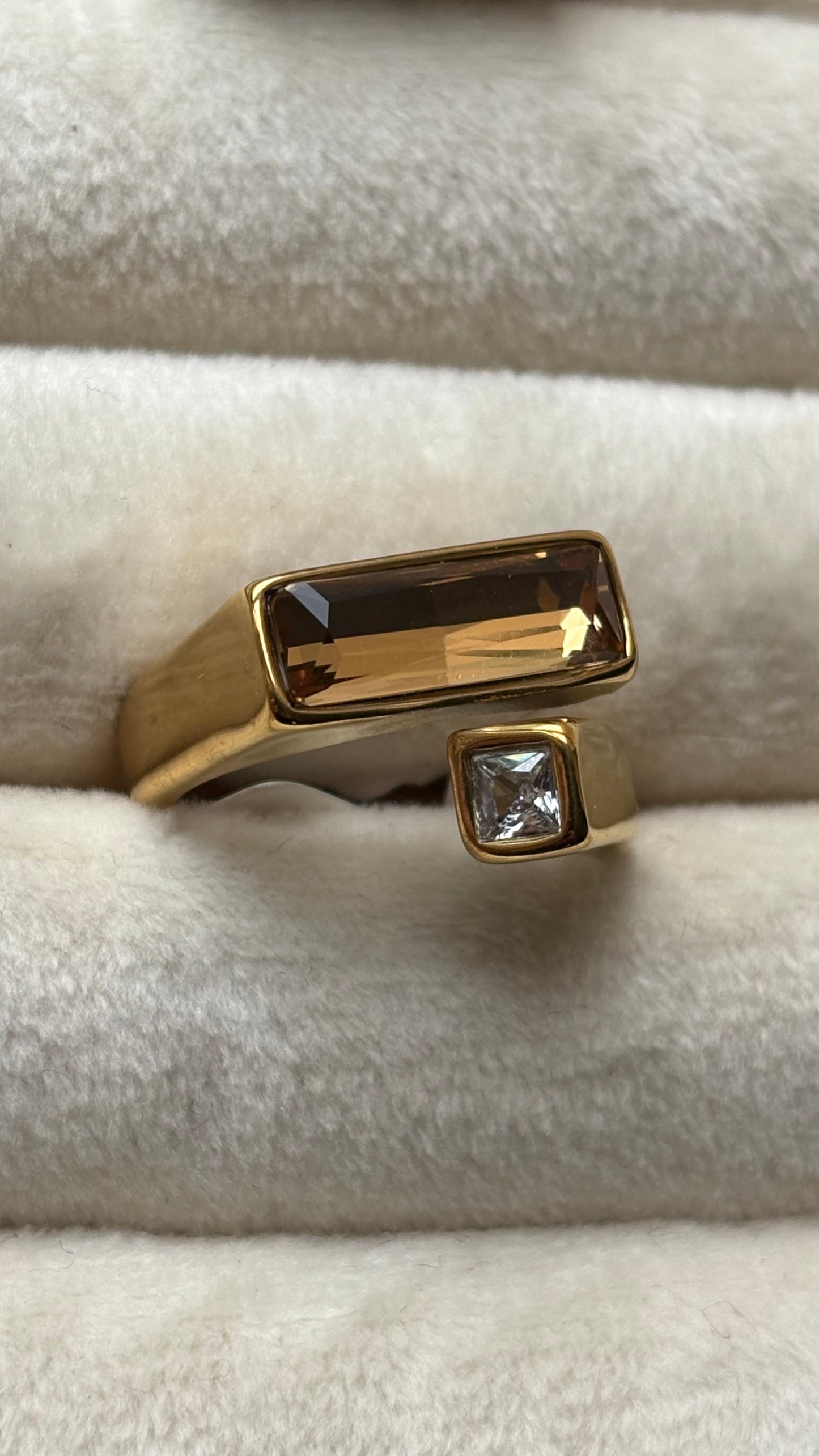 Anillo piedra cafe blanco
