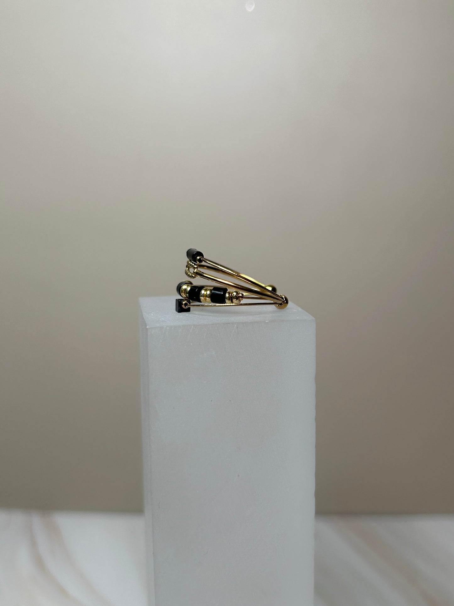 Anillo black piedras