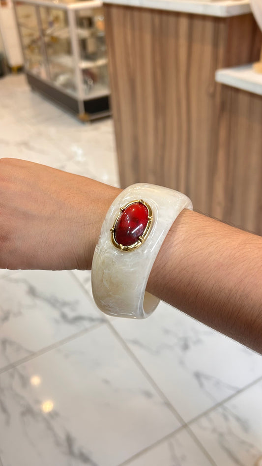 pulsera acrílica blanca piedra roja