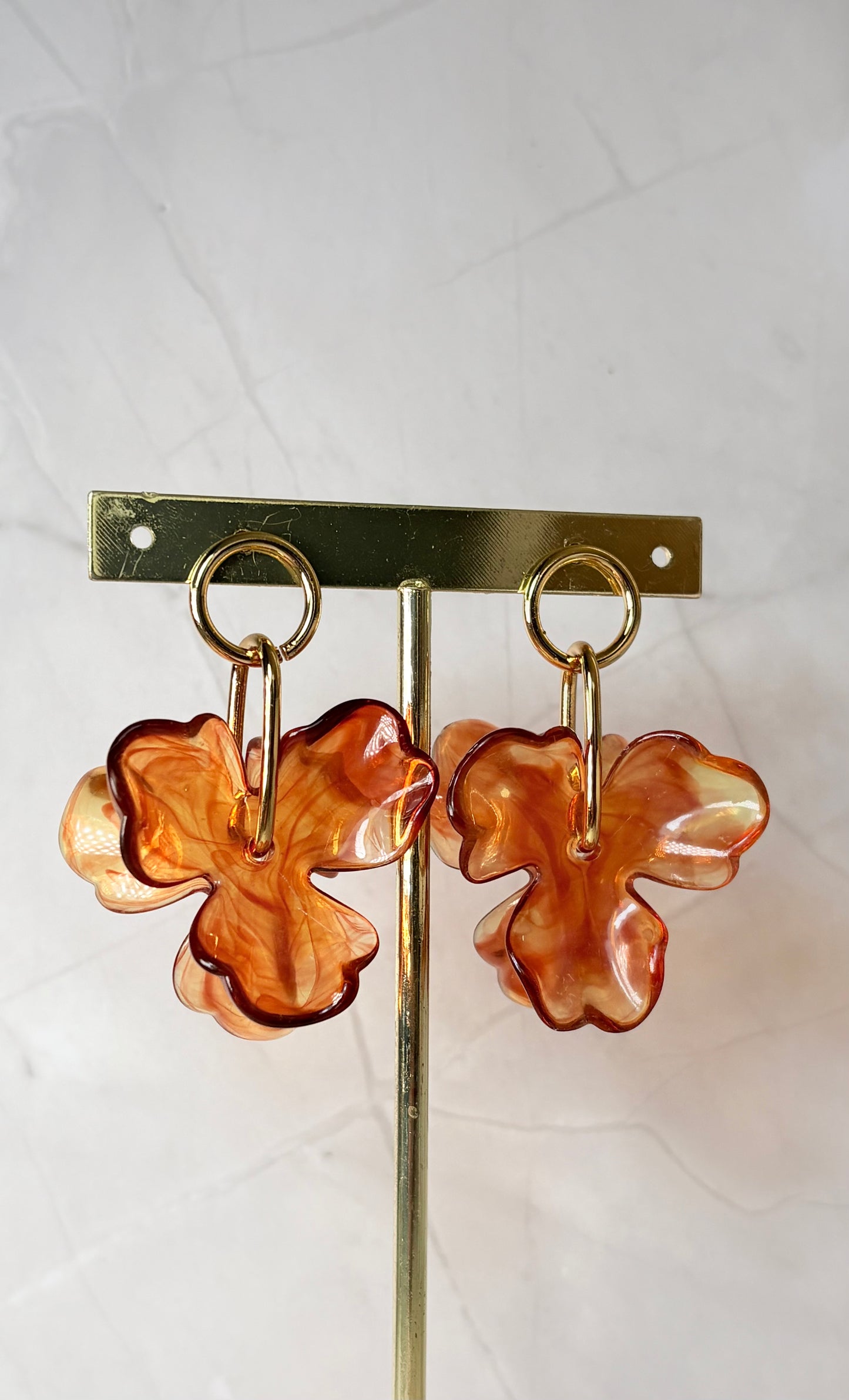 Aretes flor acrílico marrón