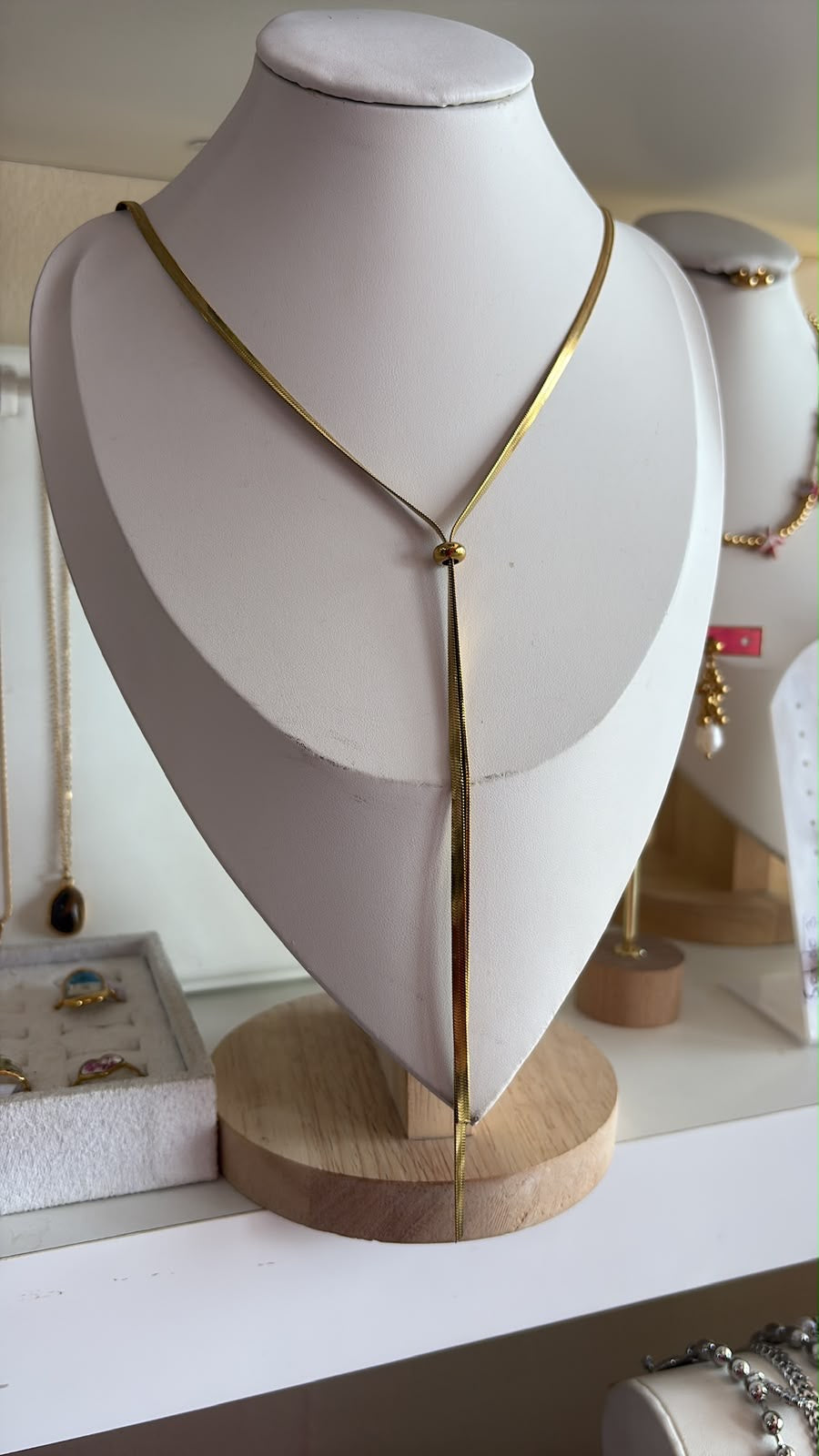 Collar corbatero liso dorado