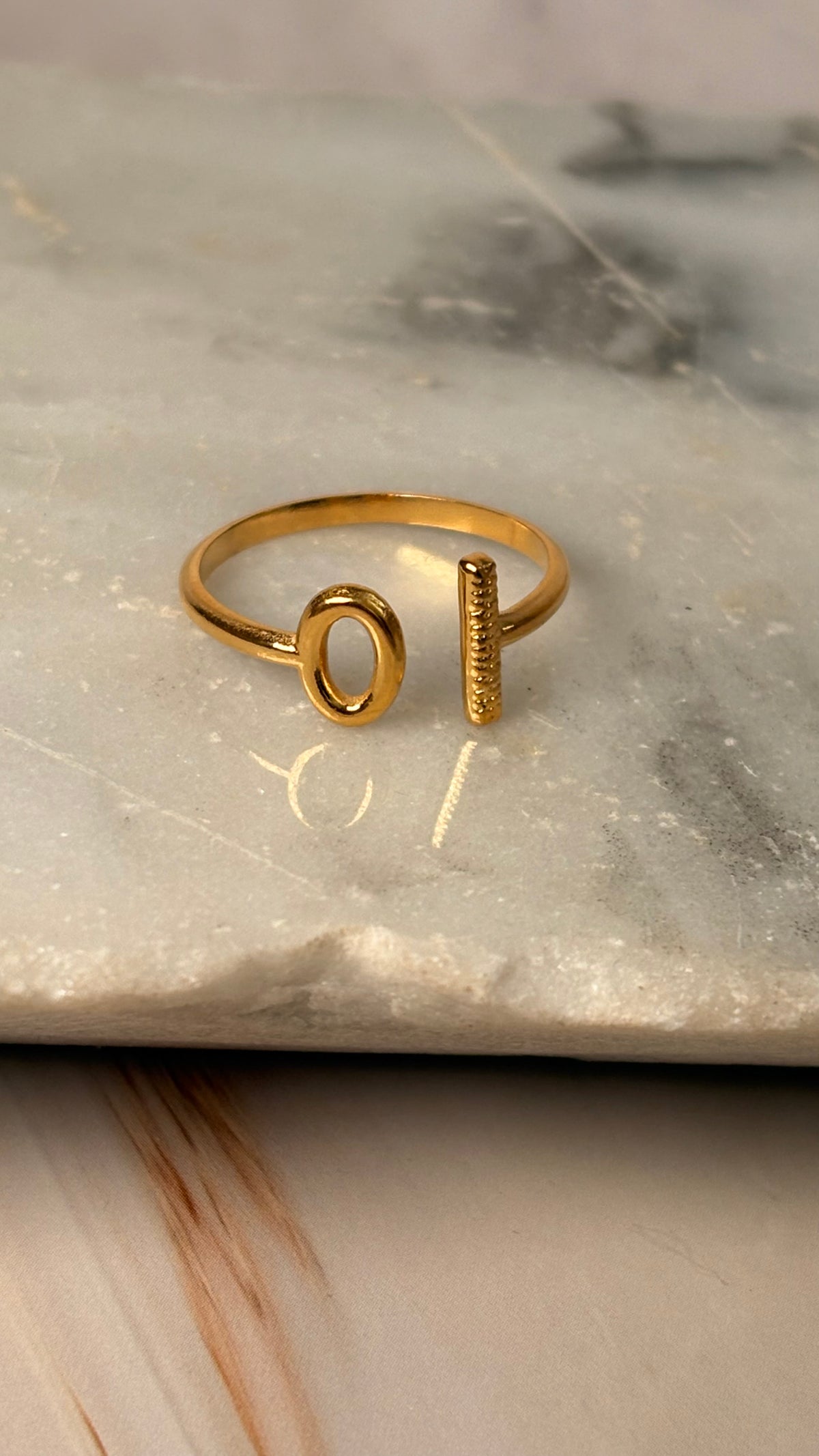 Anillo geométrico dorado