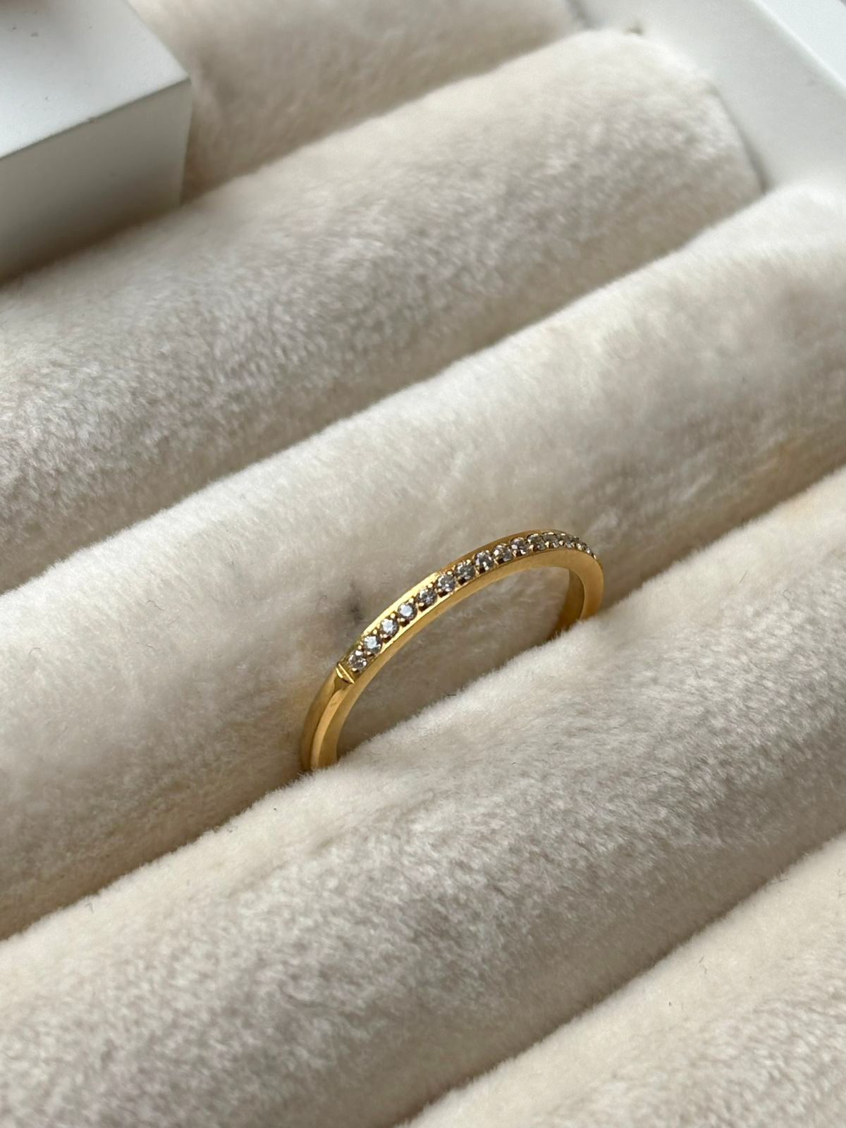 Anillo con brillito mitad