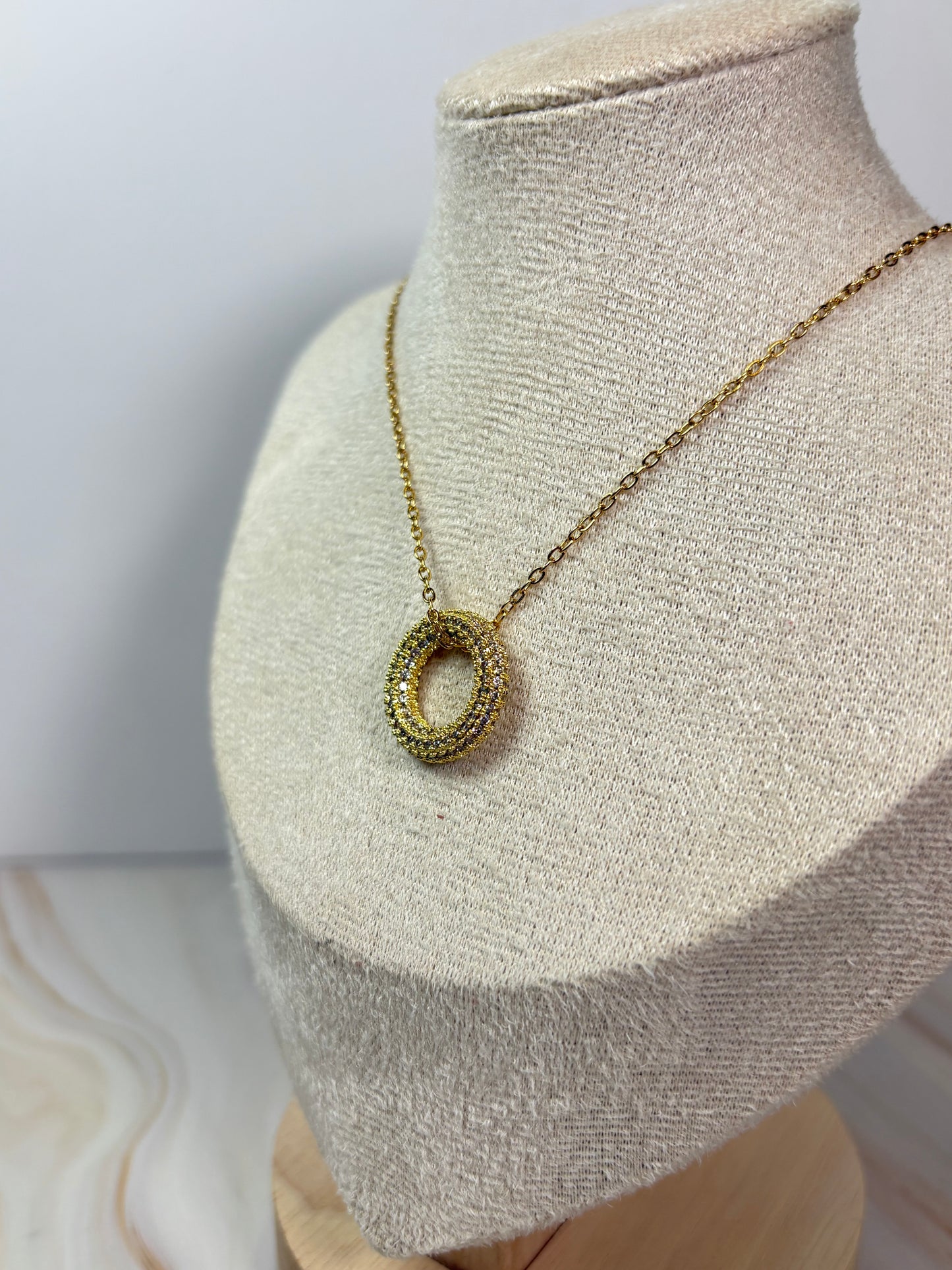 Collar dona brillante dorada