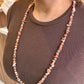 Collar corbatero de piedras hermosas color tonos rosados