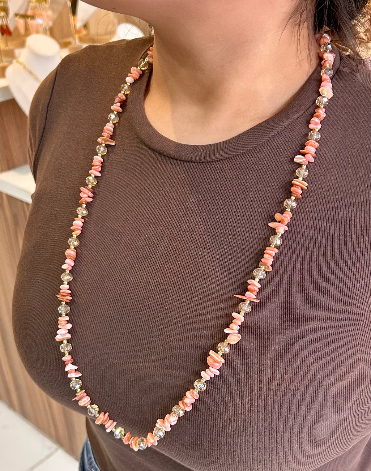 Collar corbatero de piedras hermosas color tonos rosados
