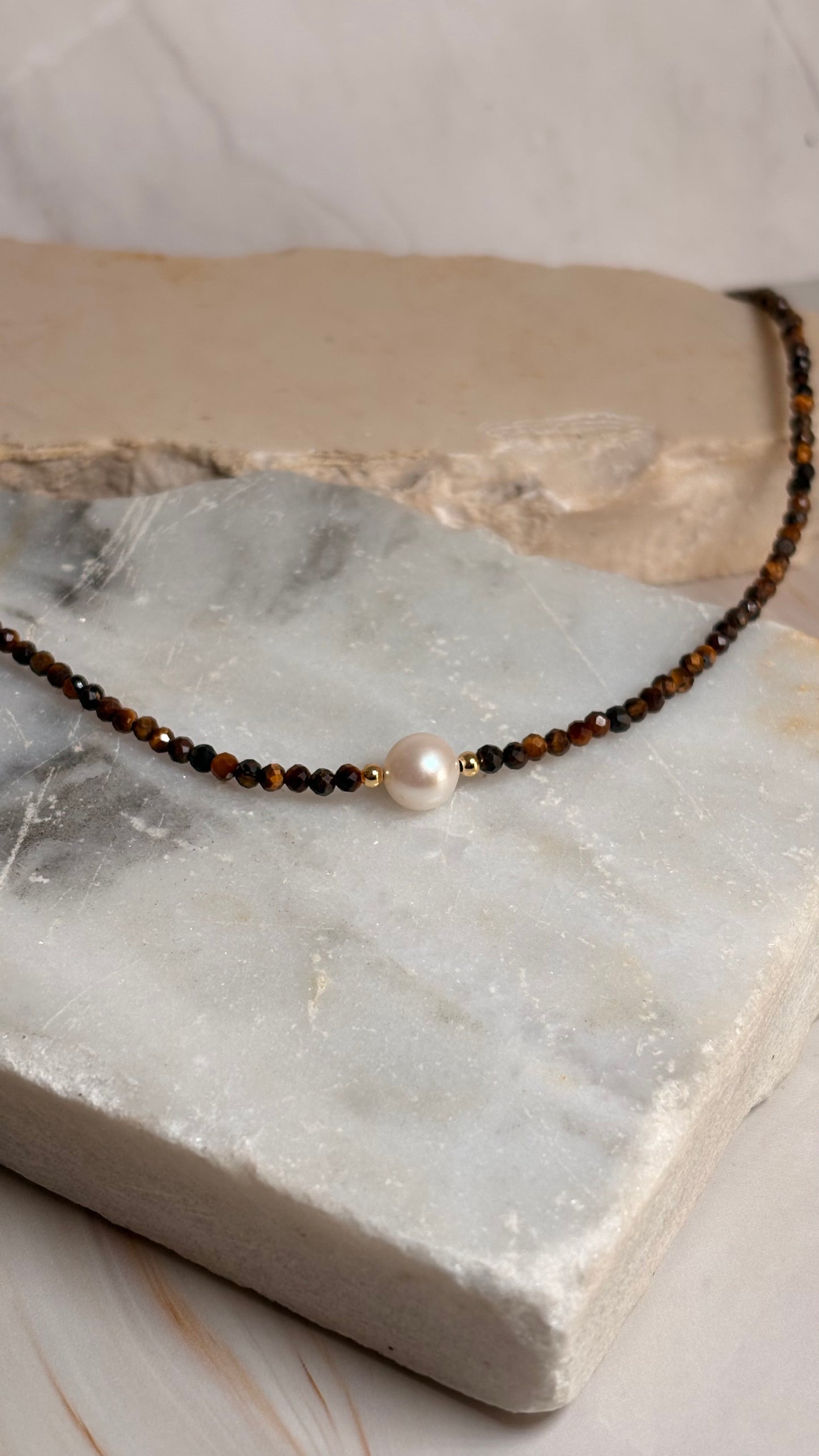 Collar perla coffee