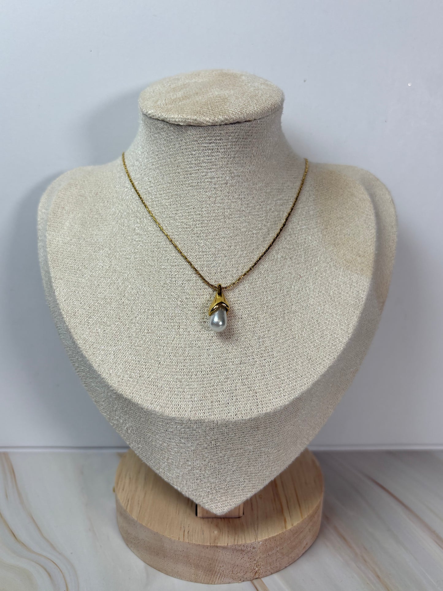 Collar gota perla dorada