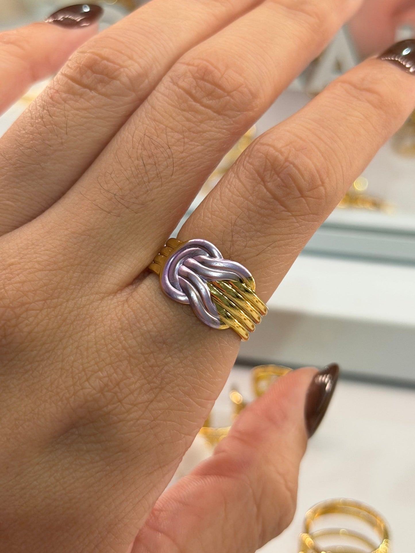 Anillo relieve morado dorado