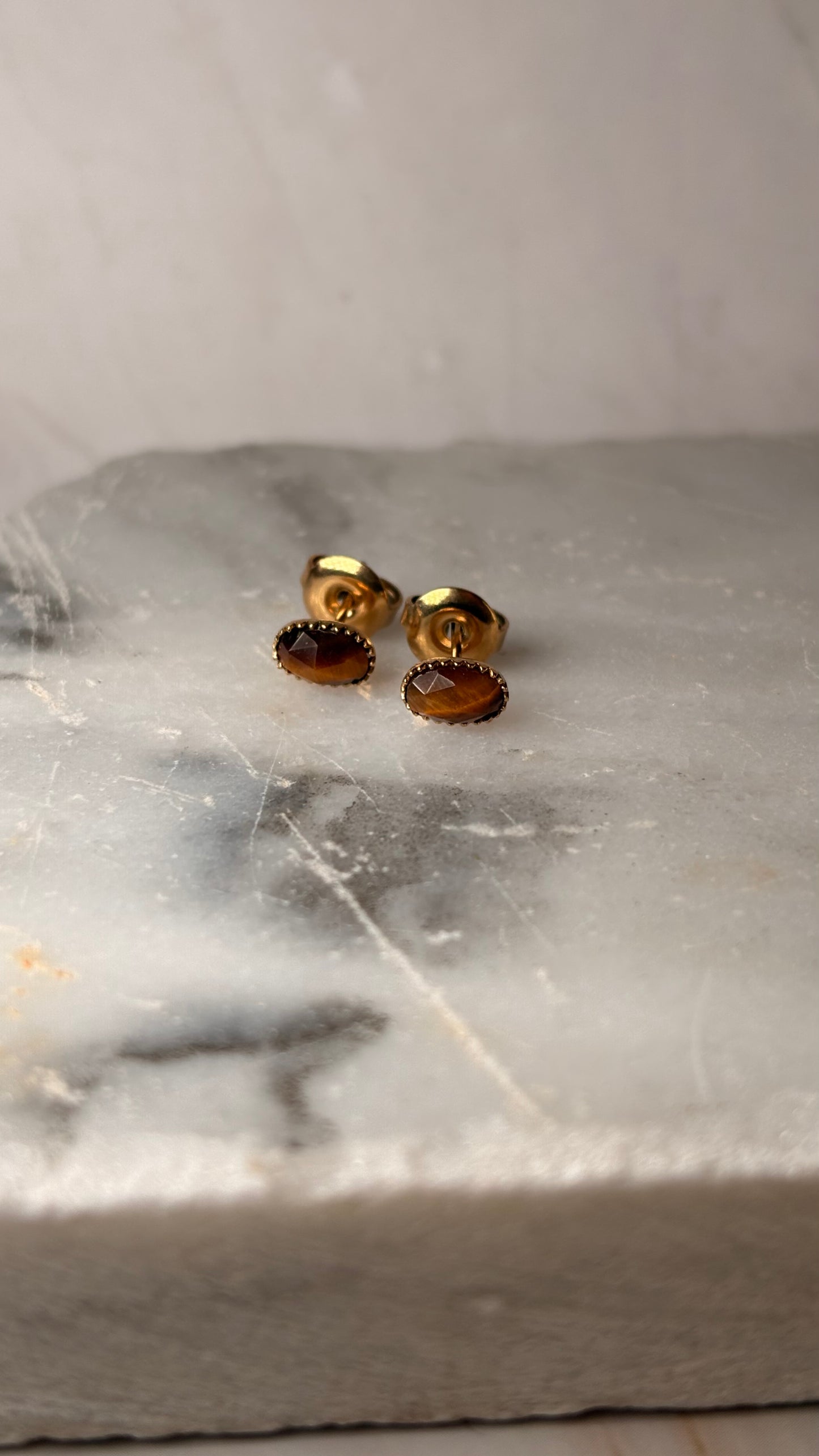 Aretes mini piedra café