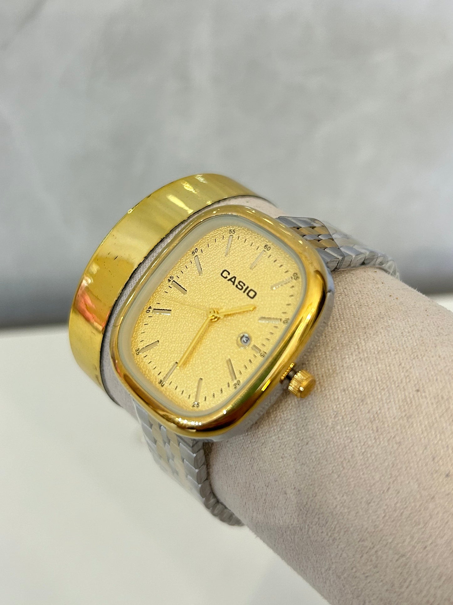 Reloj cuadrado casio bicolor (fondo dorado)