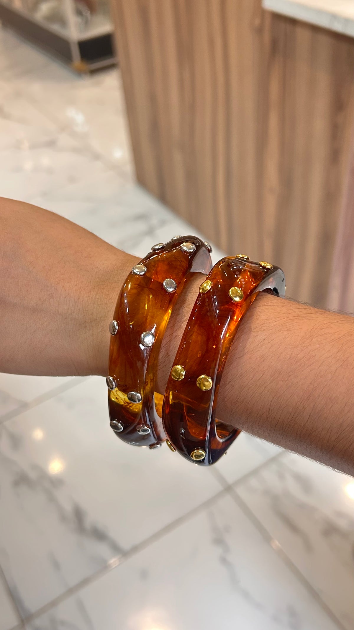 pulsera acrílica puntos dorado