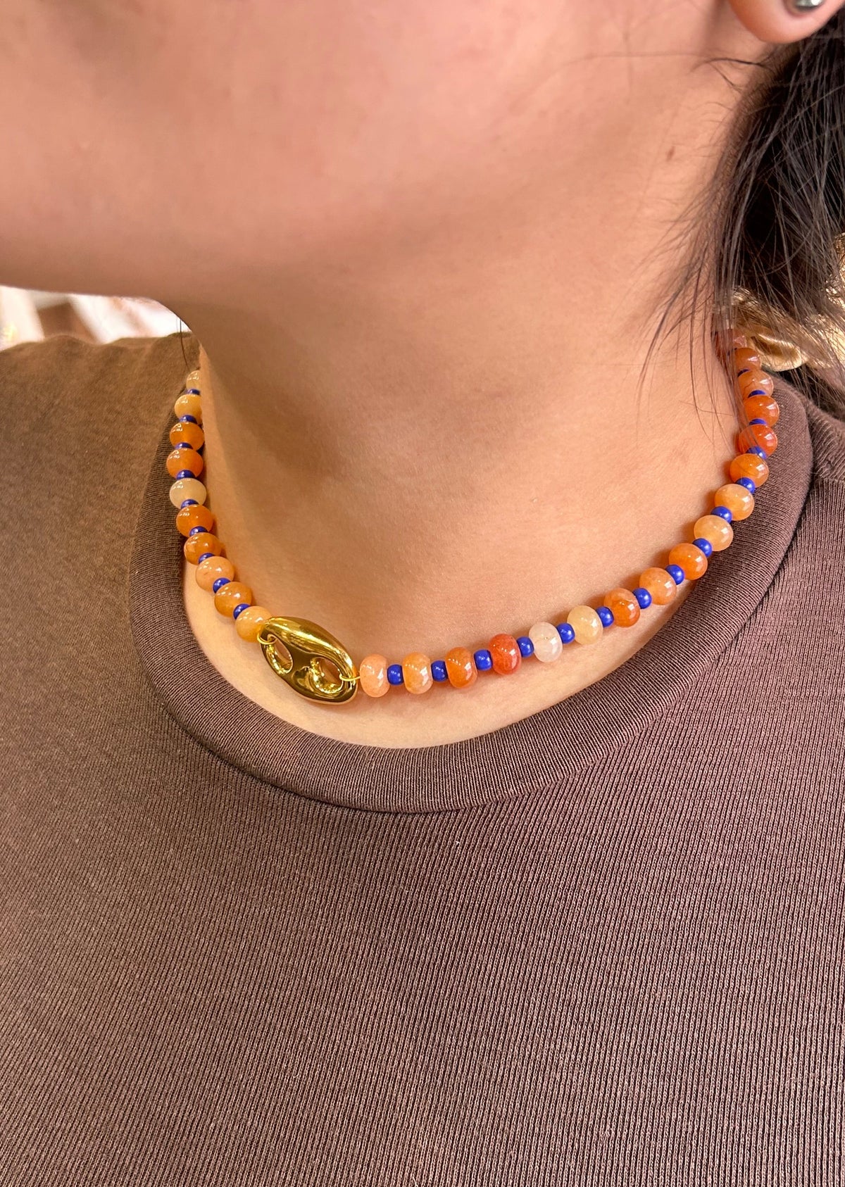 Collar corcho piedras naranja azul
