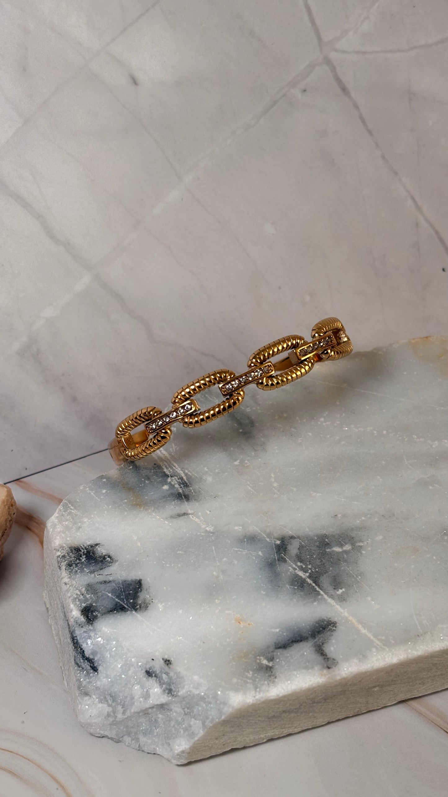 Brazalete ovalo dorado brillito