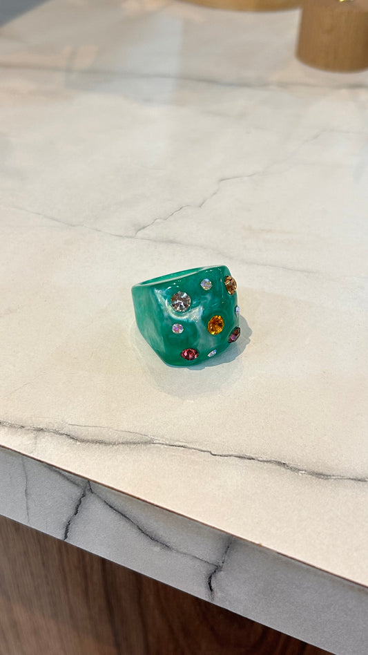 Anillo acrílico chunky verde brillitos de colores