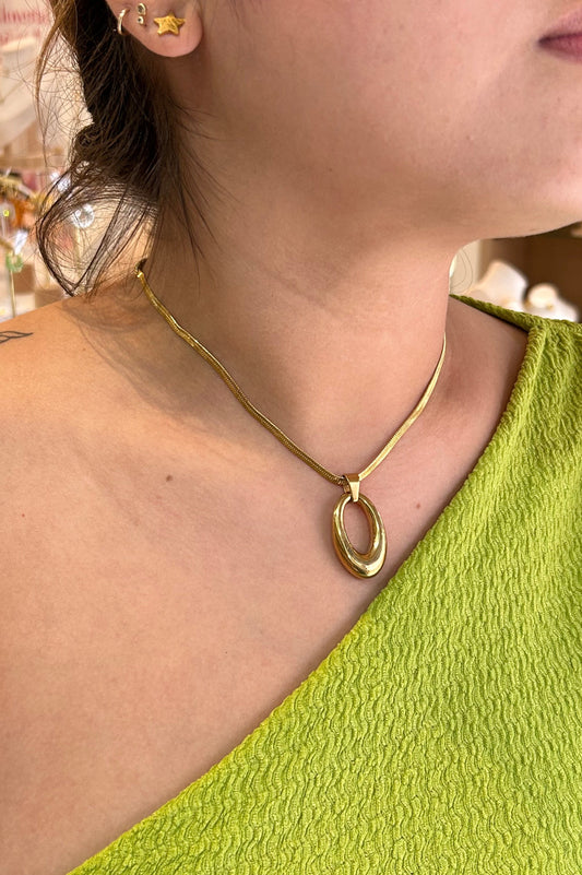 Collar Ovalado dorado clásico