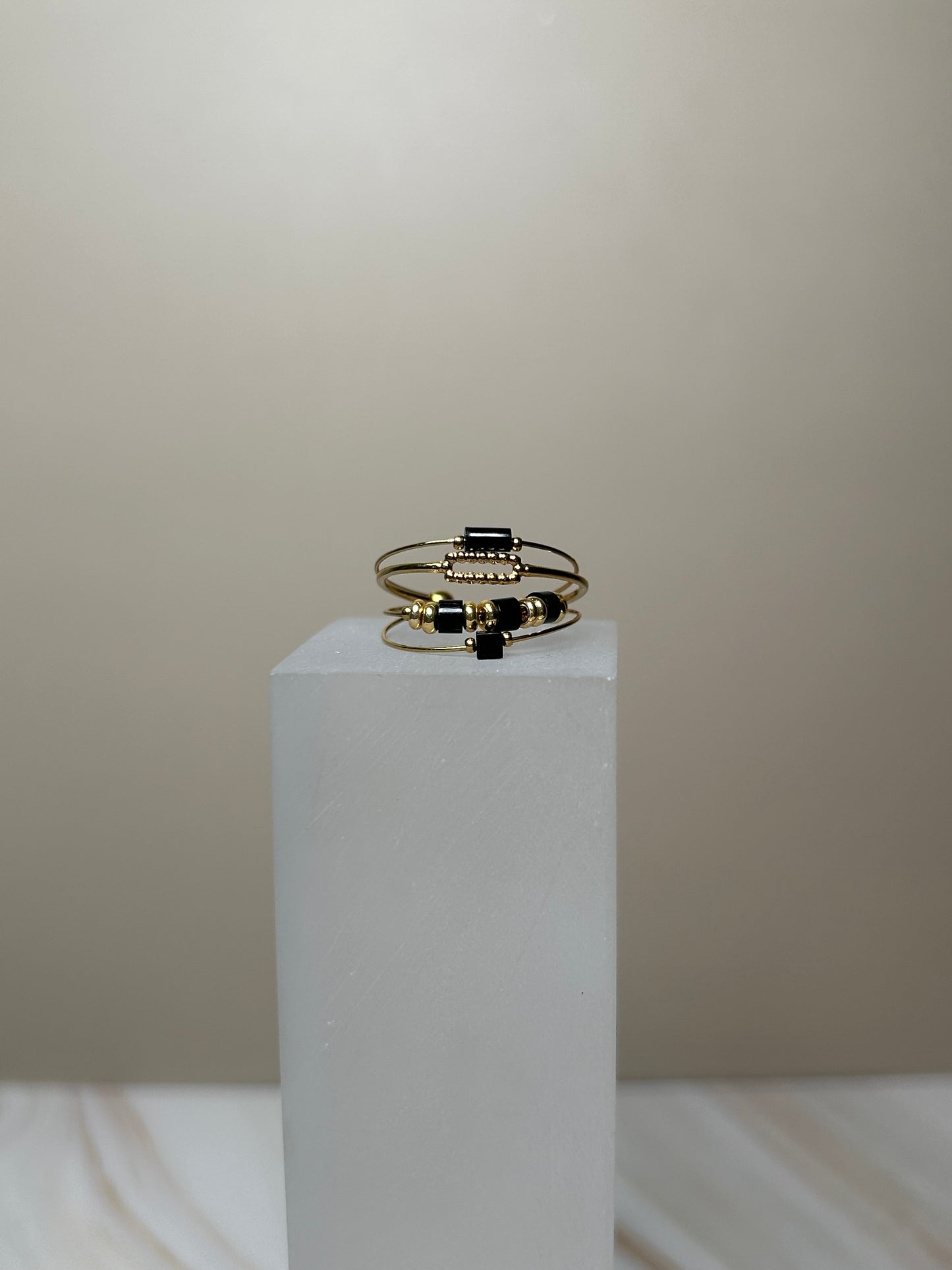 Anillo black piedras