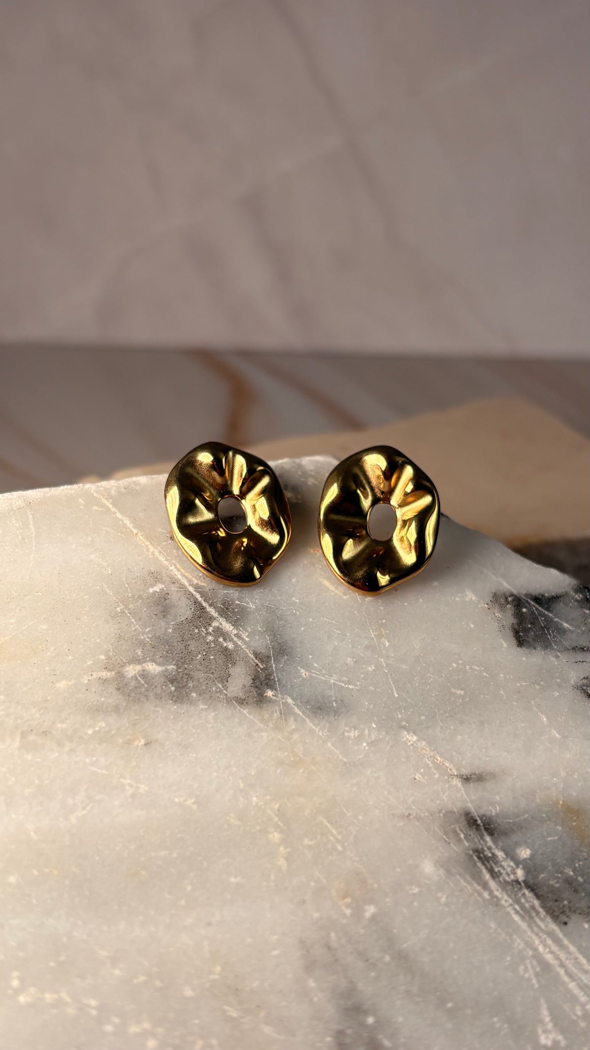 Arete pasita mini dorado