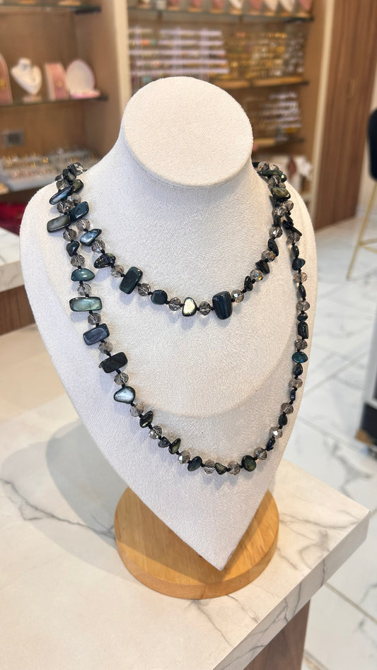 Collar corbatero piedras negras
