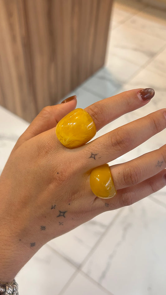 Anillo acrílico ovalado chunky amarillo
