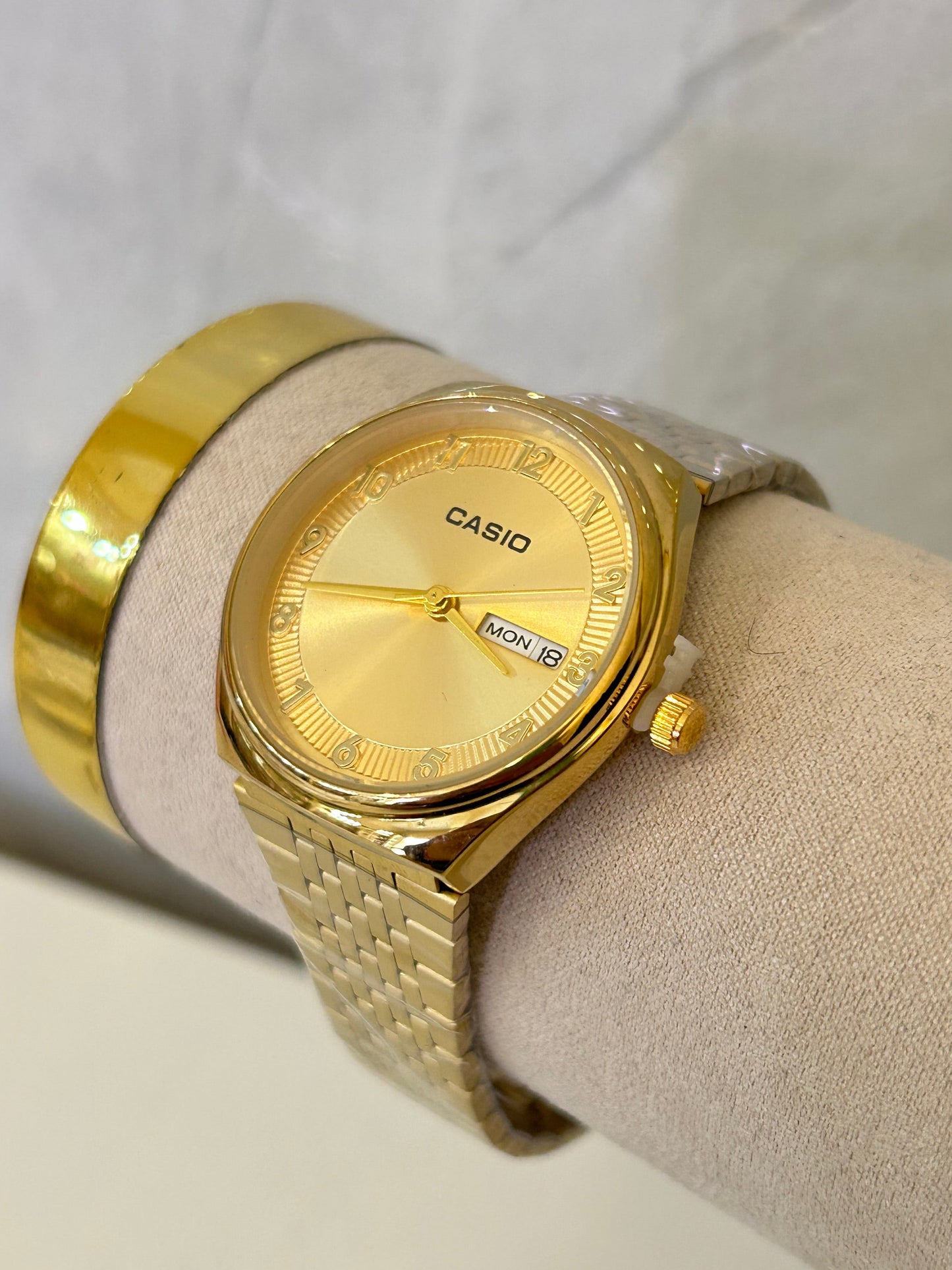 Reloj casio dorado (fondo dorado)