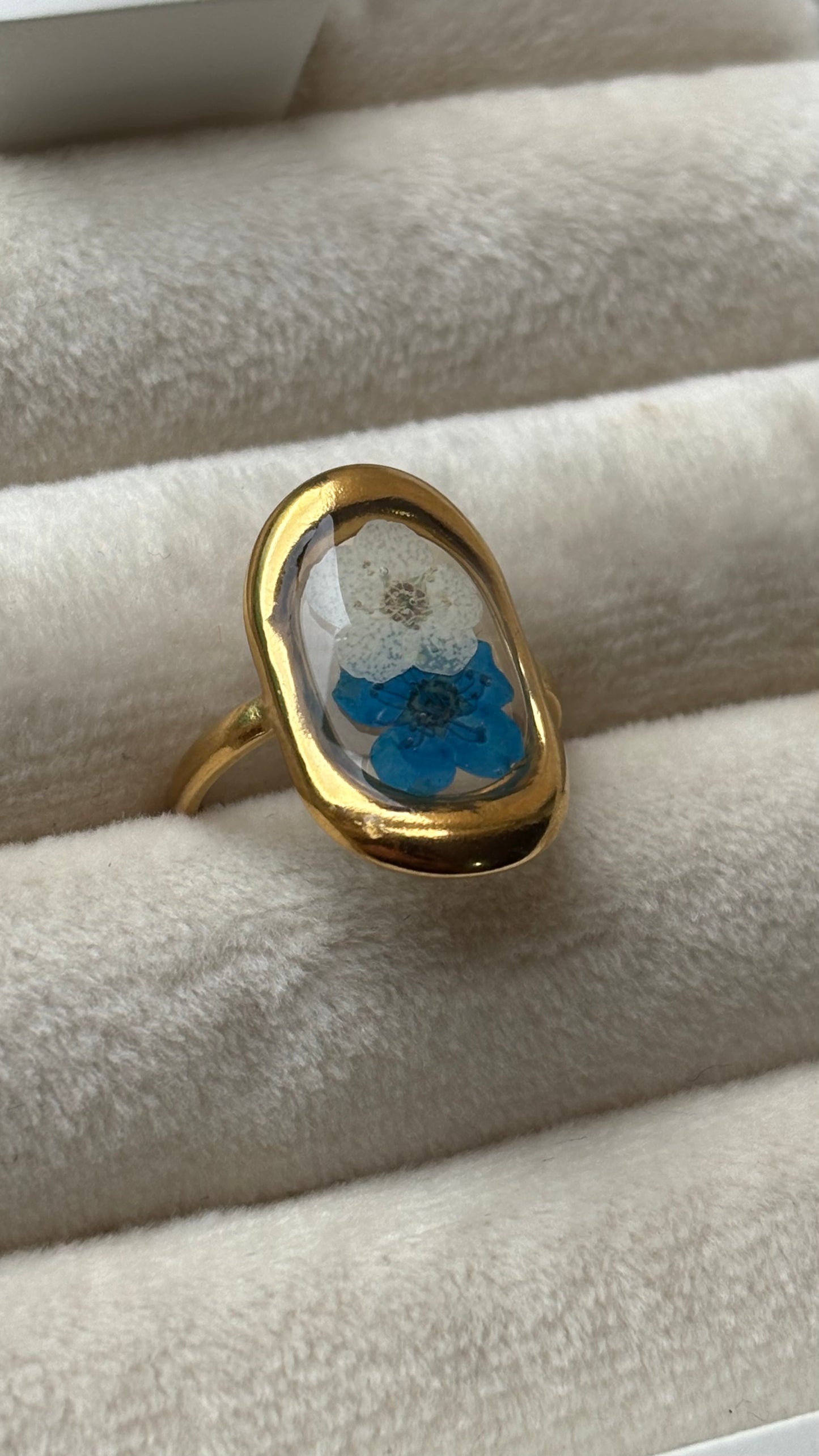 Anillo flor natural azul blanco