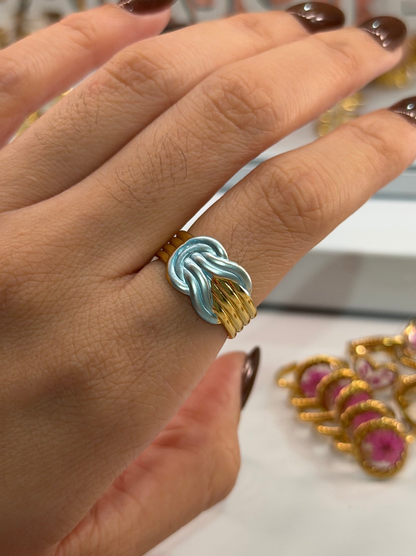 Anillo relieve azul dorado