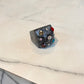 Anillo acrílico chunky gris brillitos de colores