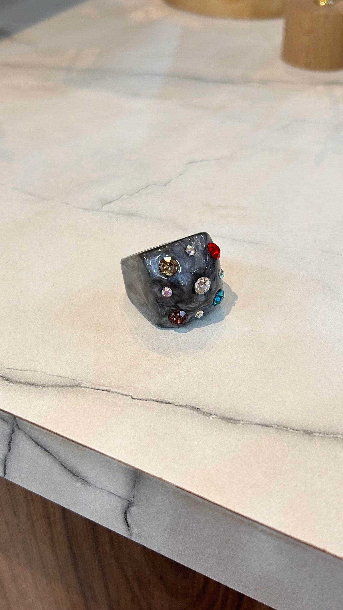 Anillo acrílico chunky gris brillitos de colores