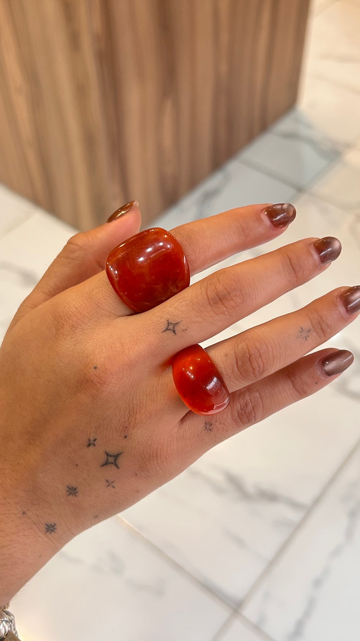 Anillo acrílico ovalado rojizo
