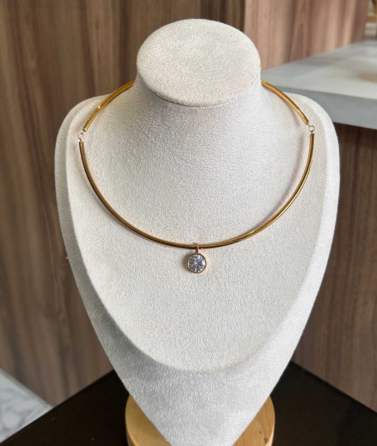 Collar regido dorado piedra circular