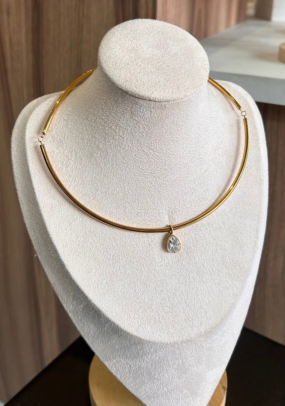 Collar regido dorado piedra gota