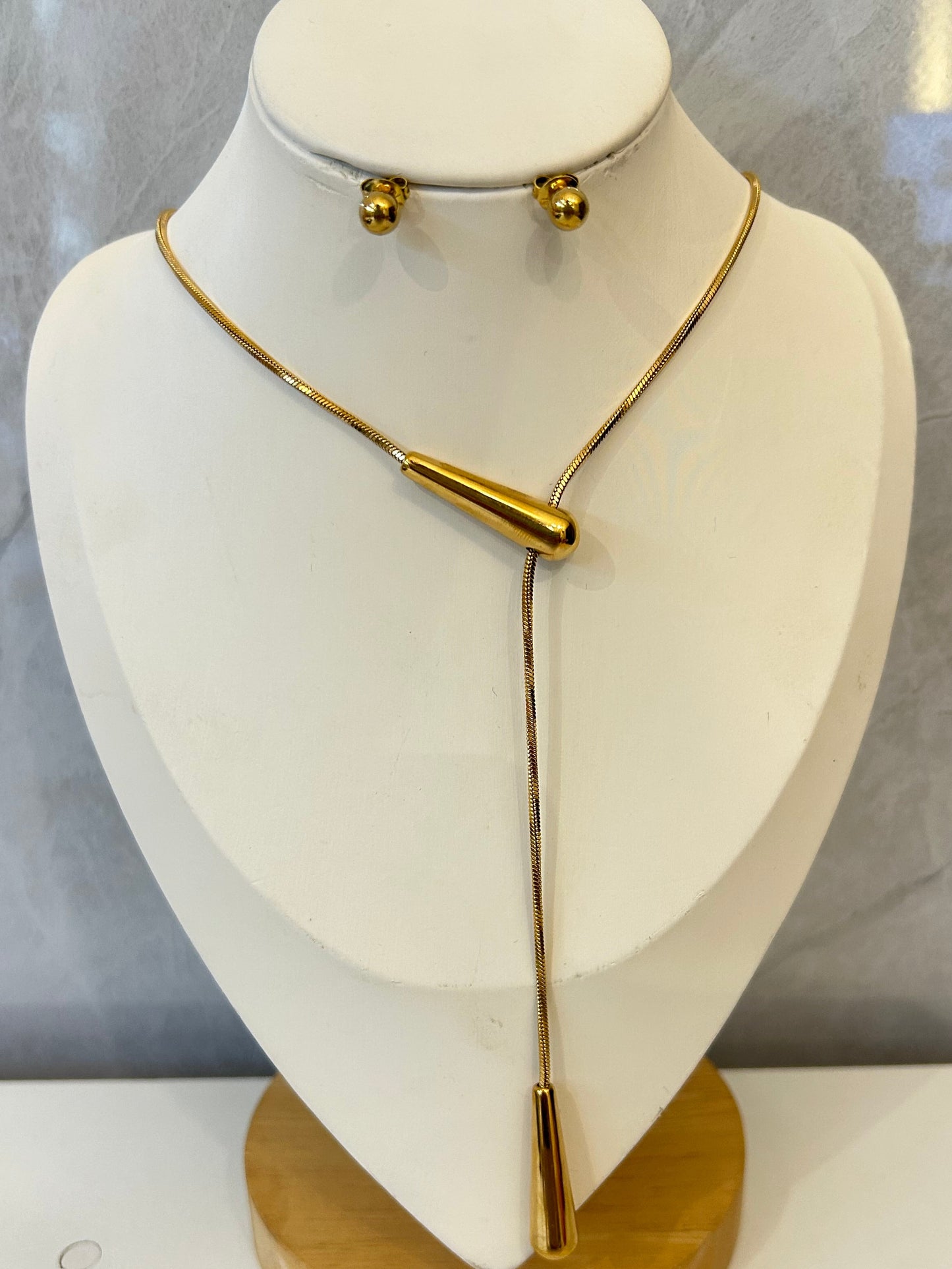 Collar & Aretes corbatero con gotas dorado
