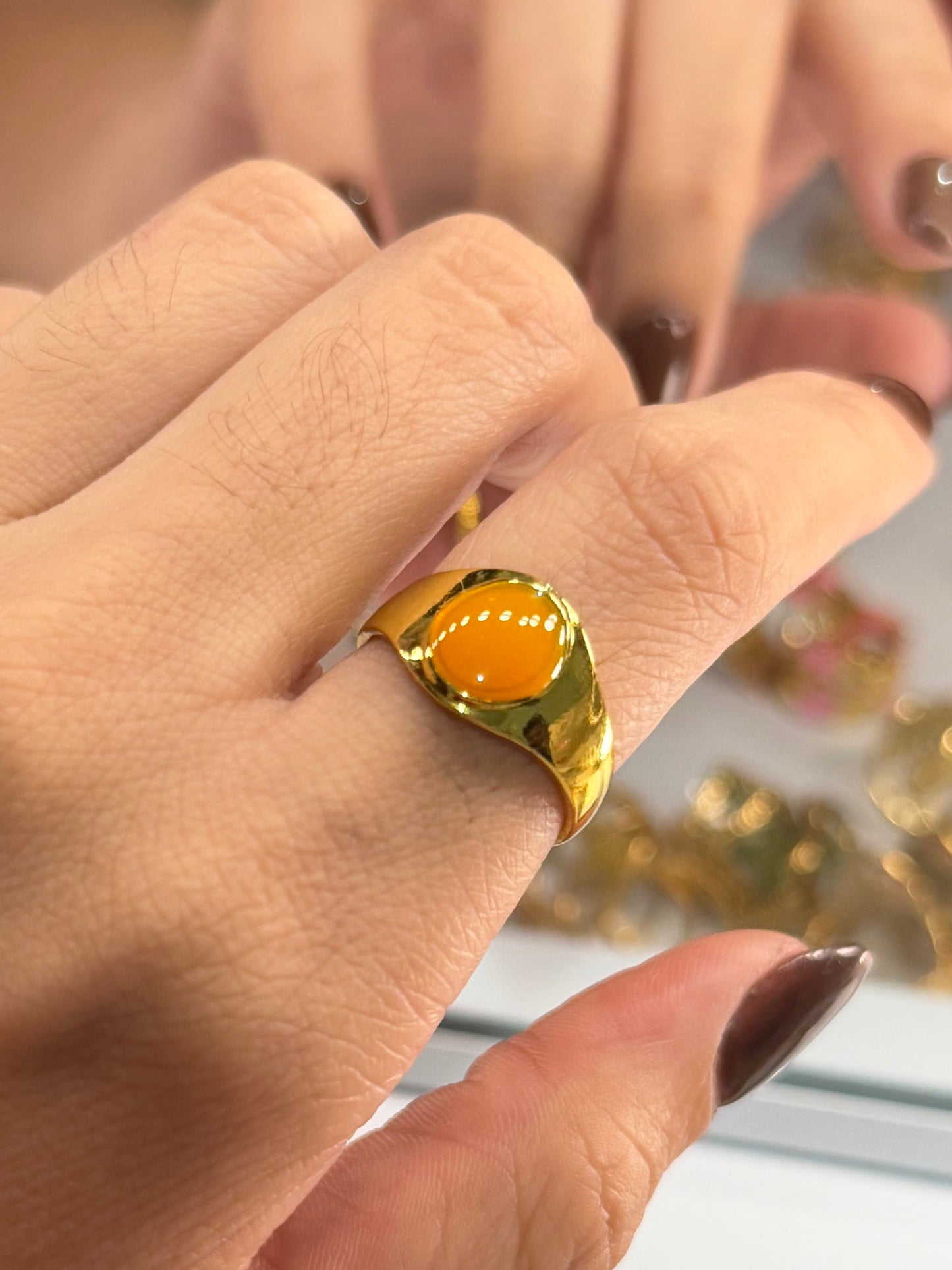 Anillo circulo naranja dorado
