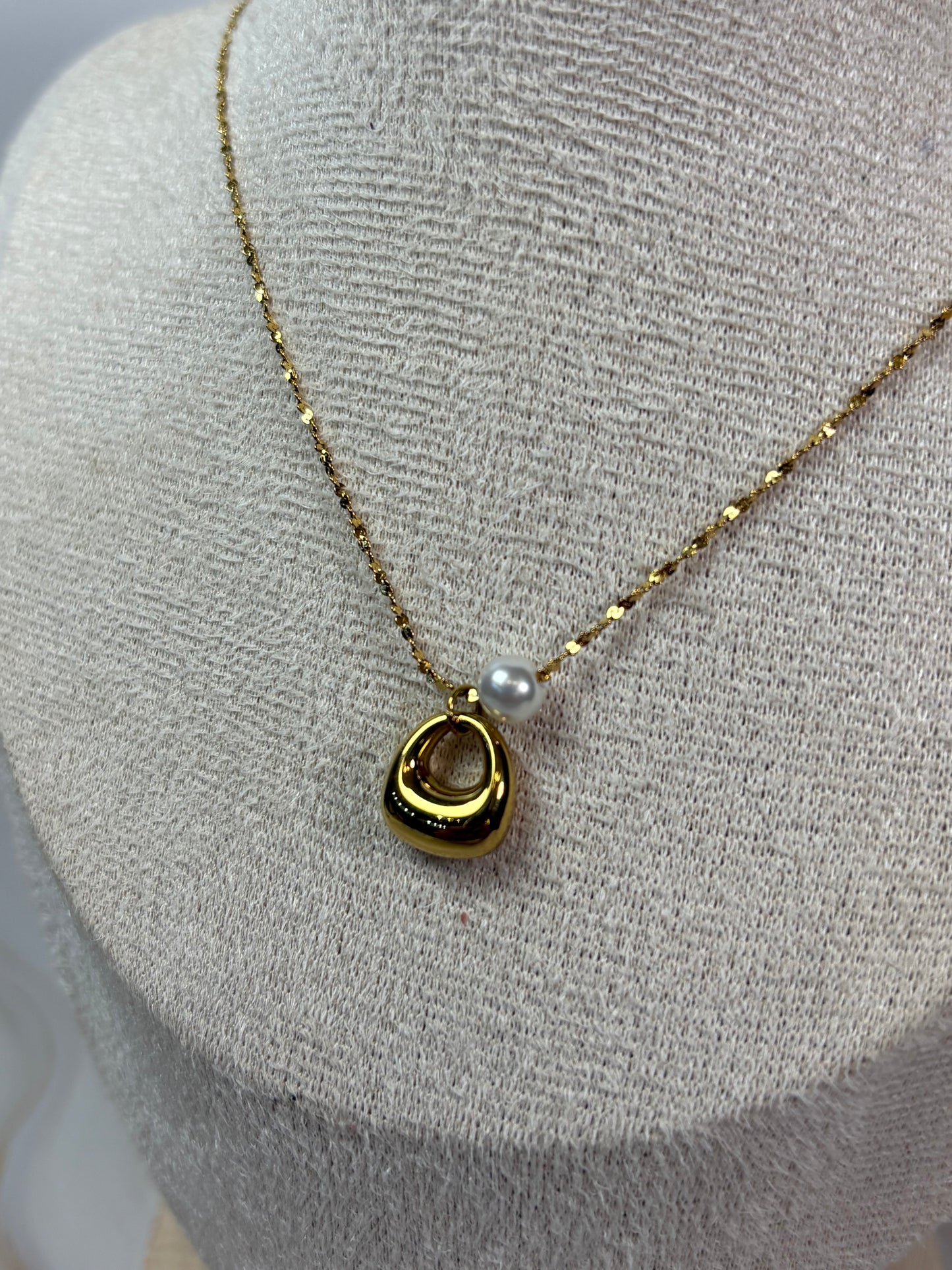 Collar bolsita perla dorada