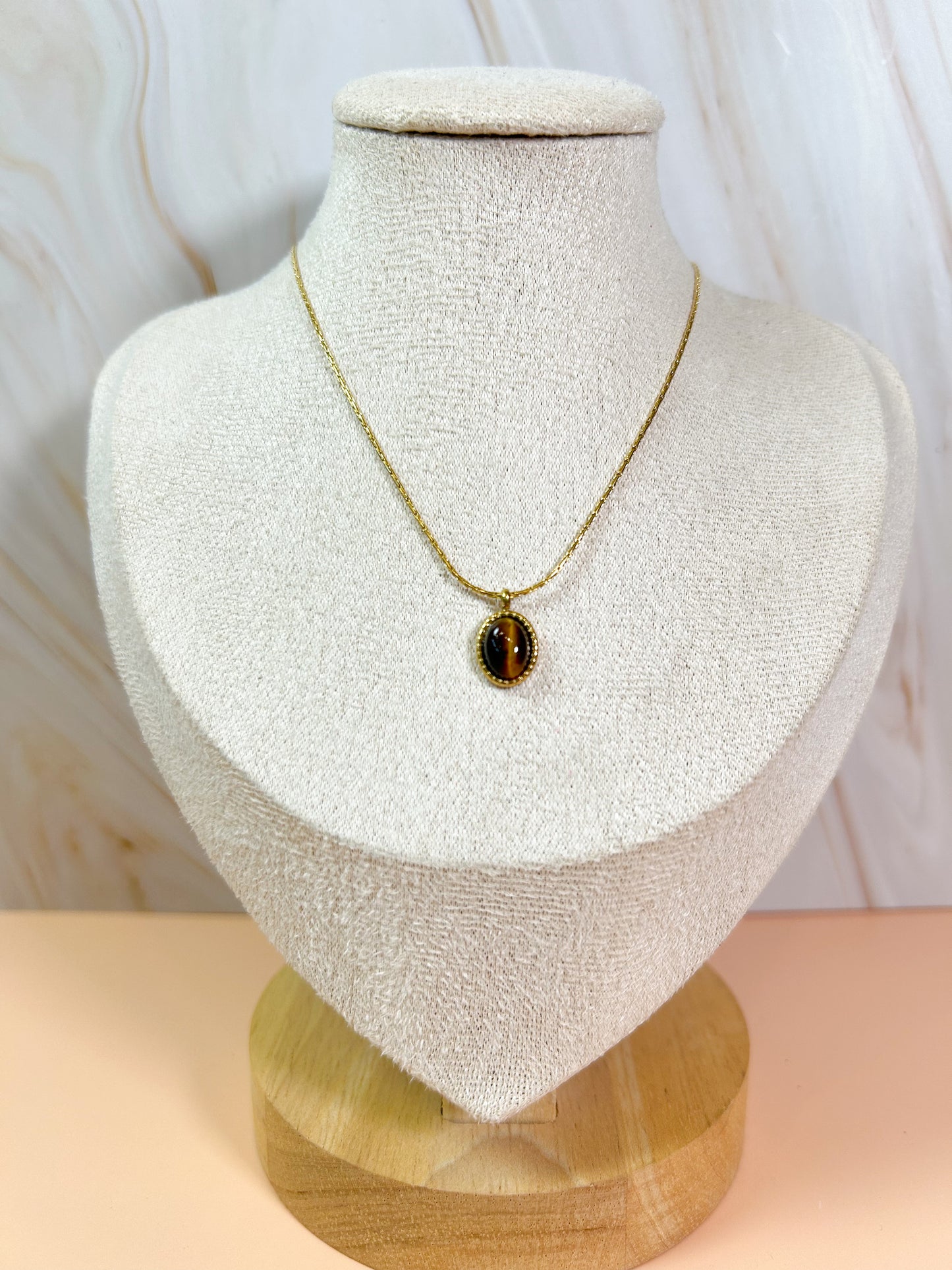 Collar bronw mármol