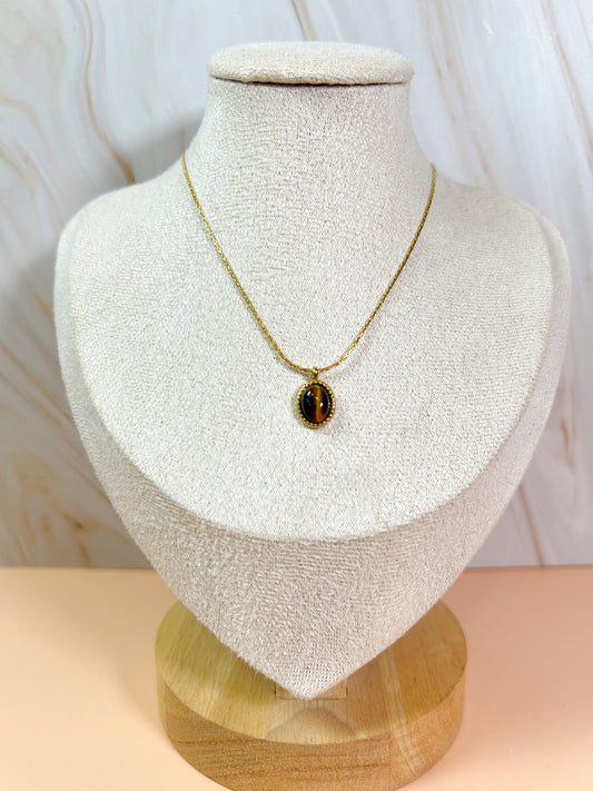 Collar bronw mármol