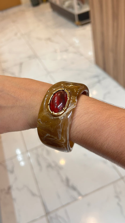 pulsera acrílica café piedra roja