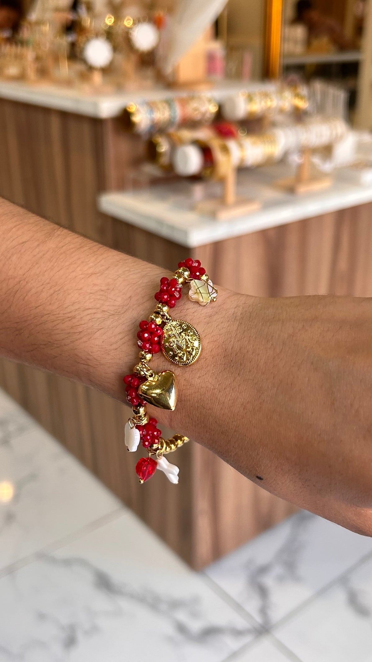 pulsera charm de rojo dorado