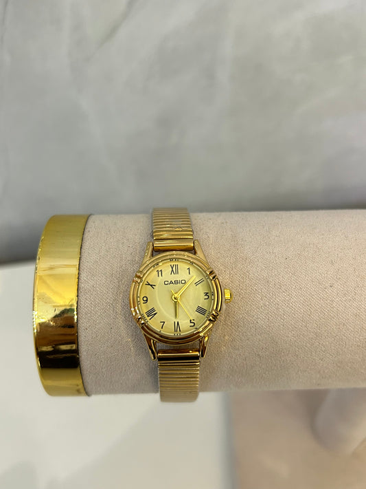 Reloj circular mini dorado (fondo dorado)