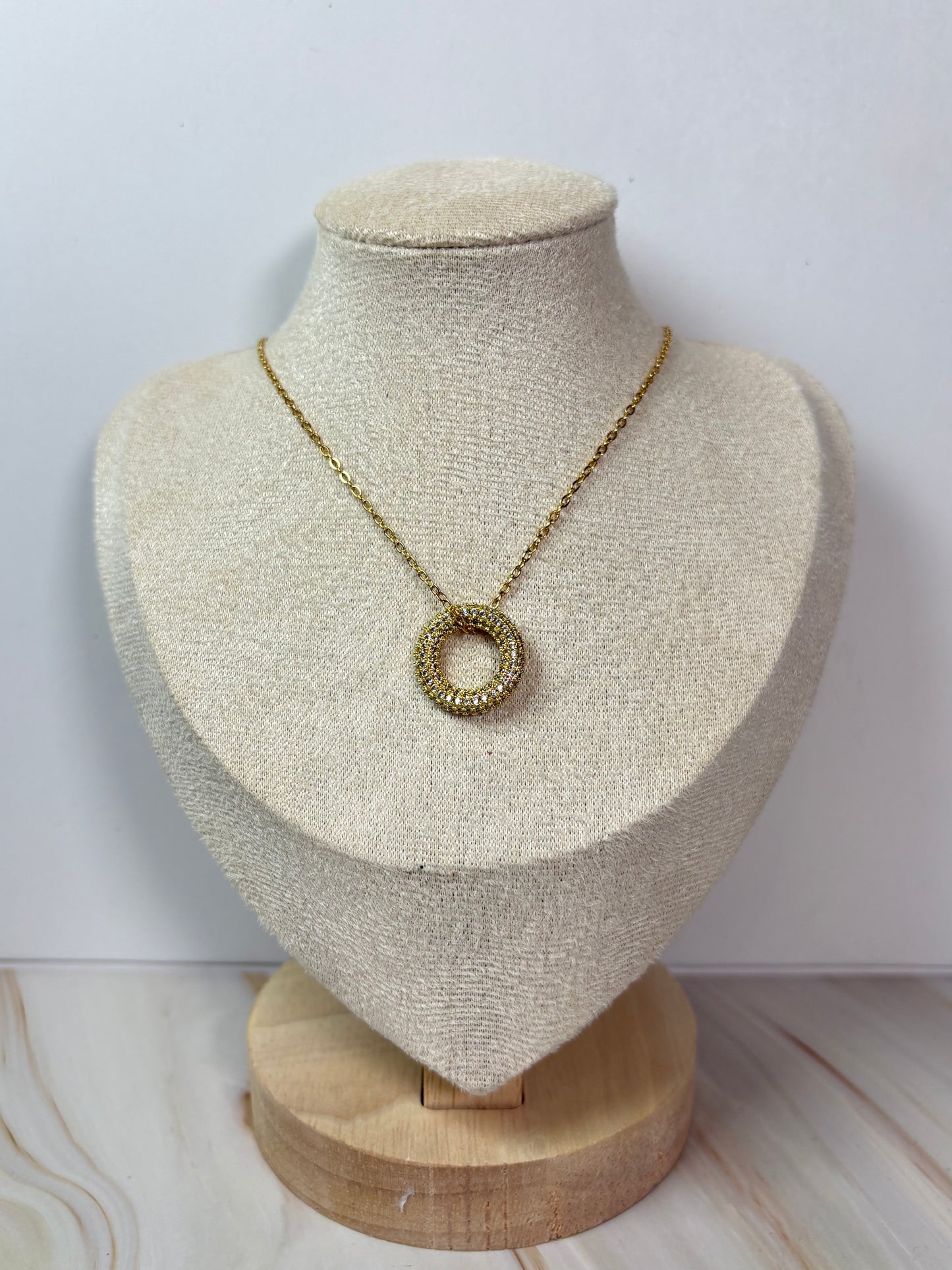 Collar dona brillante dorada