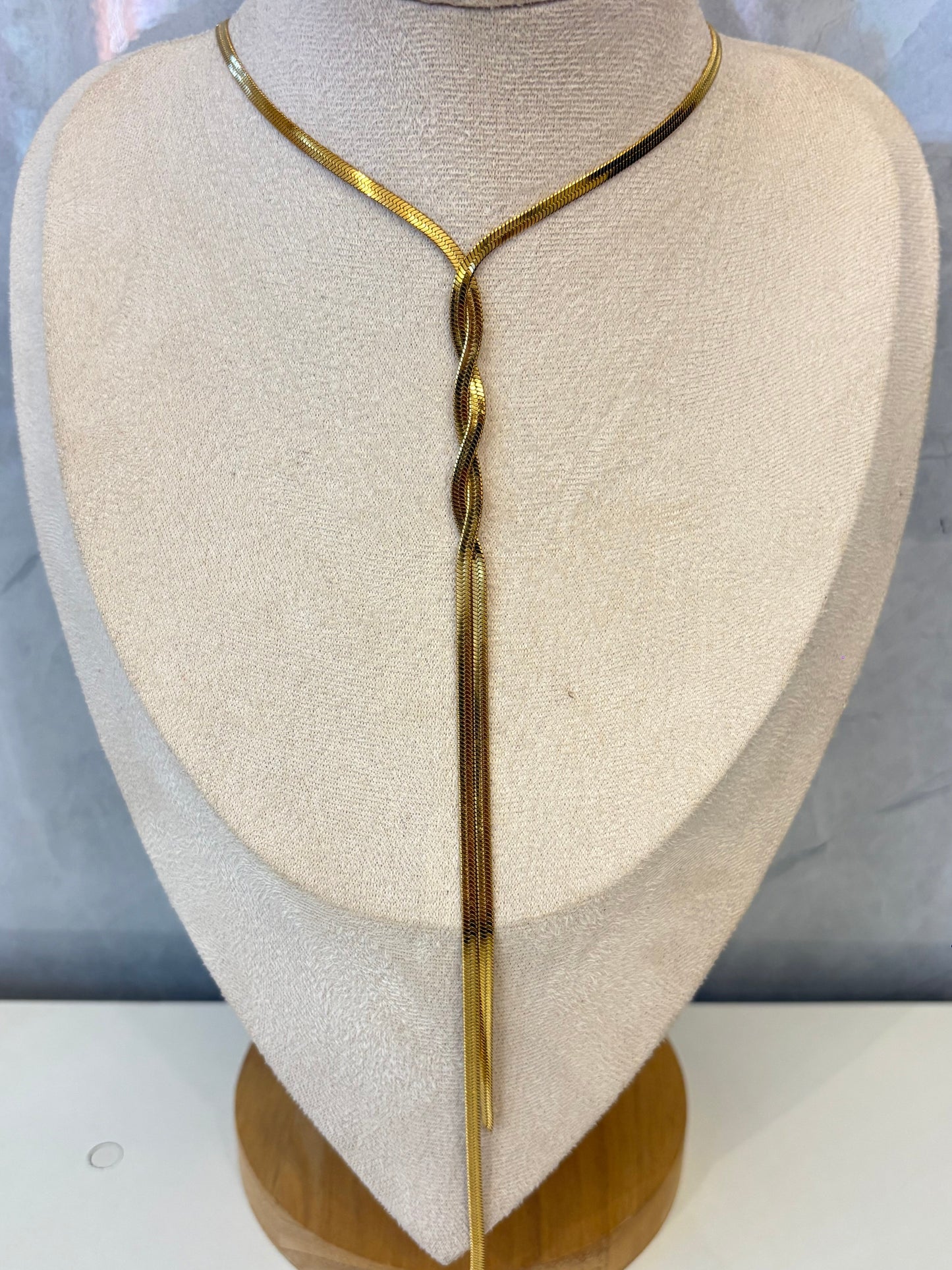 Collar Corbatero entrelazado dorado
