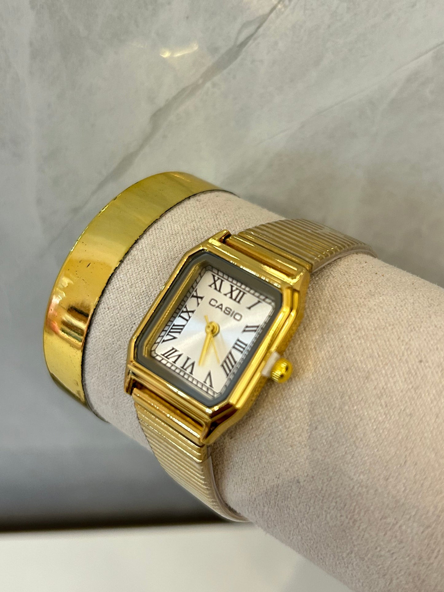 Reloj cuadrado mini casio dorado