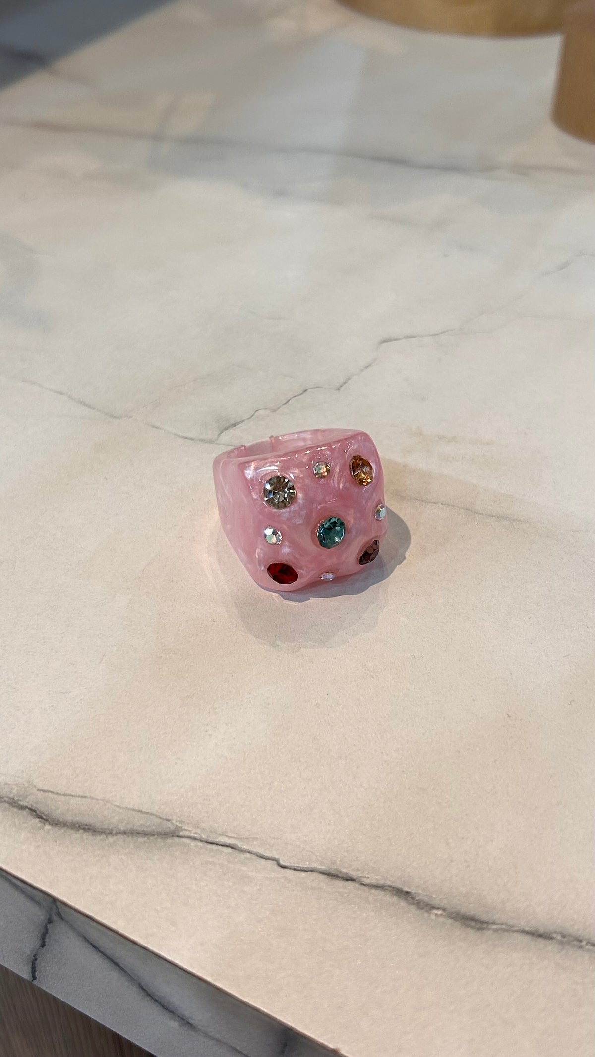 Anillo acrílico chunky rosa brillitos de colores