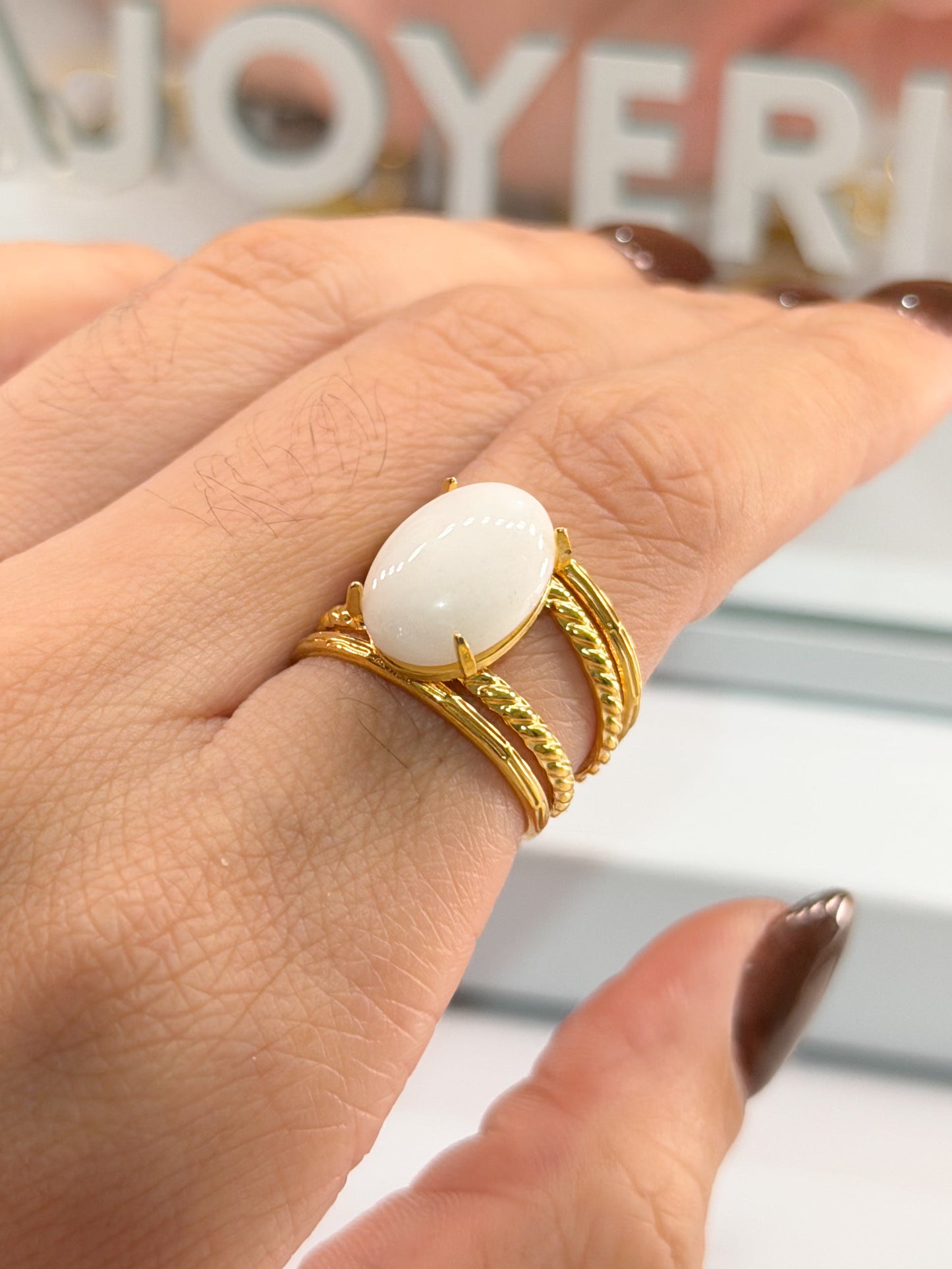 anillo piedra blanca