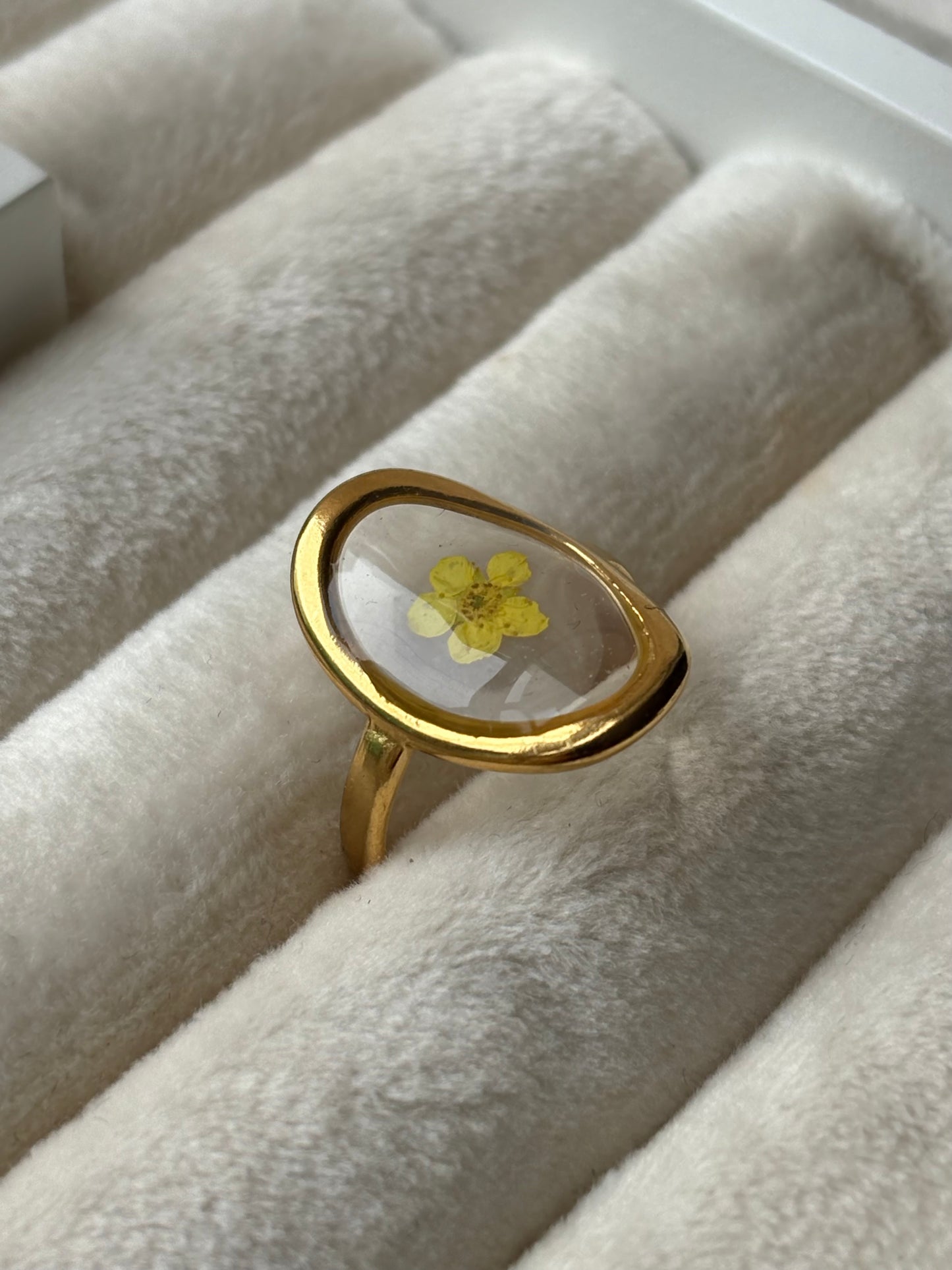 Anillo flor natural amarillo