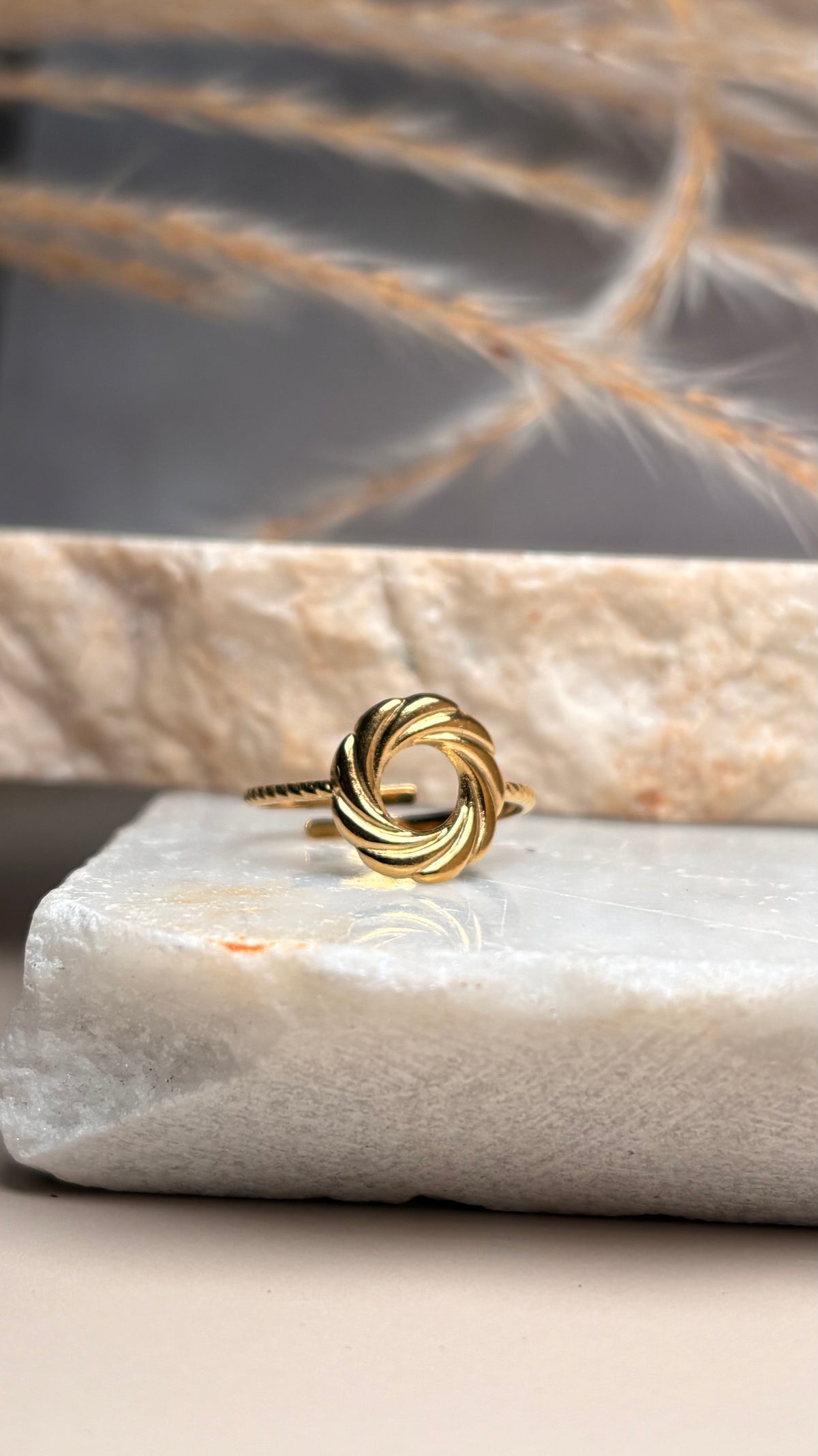 Anillo remolino dorado