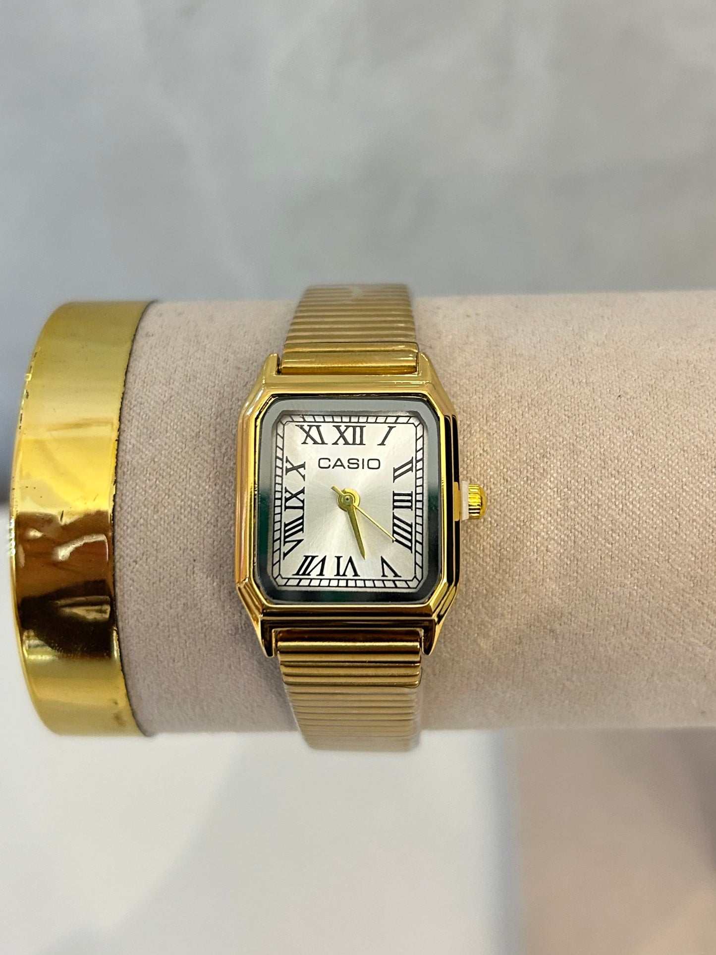 Reloj cuadrado mini casio dorado