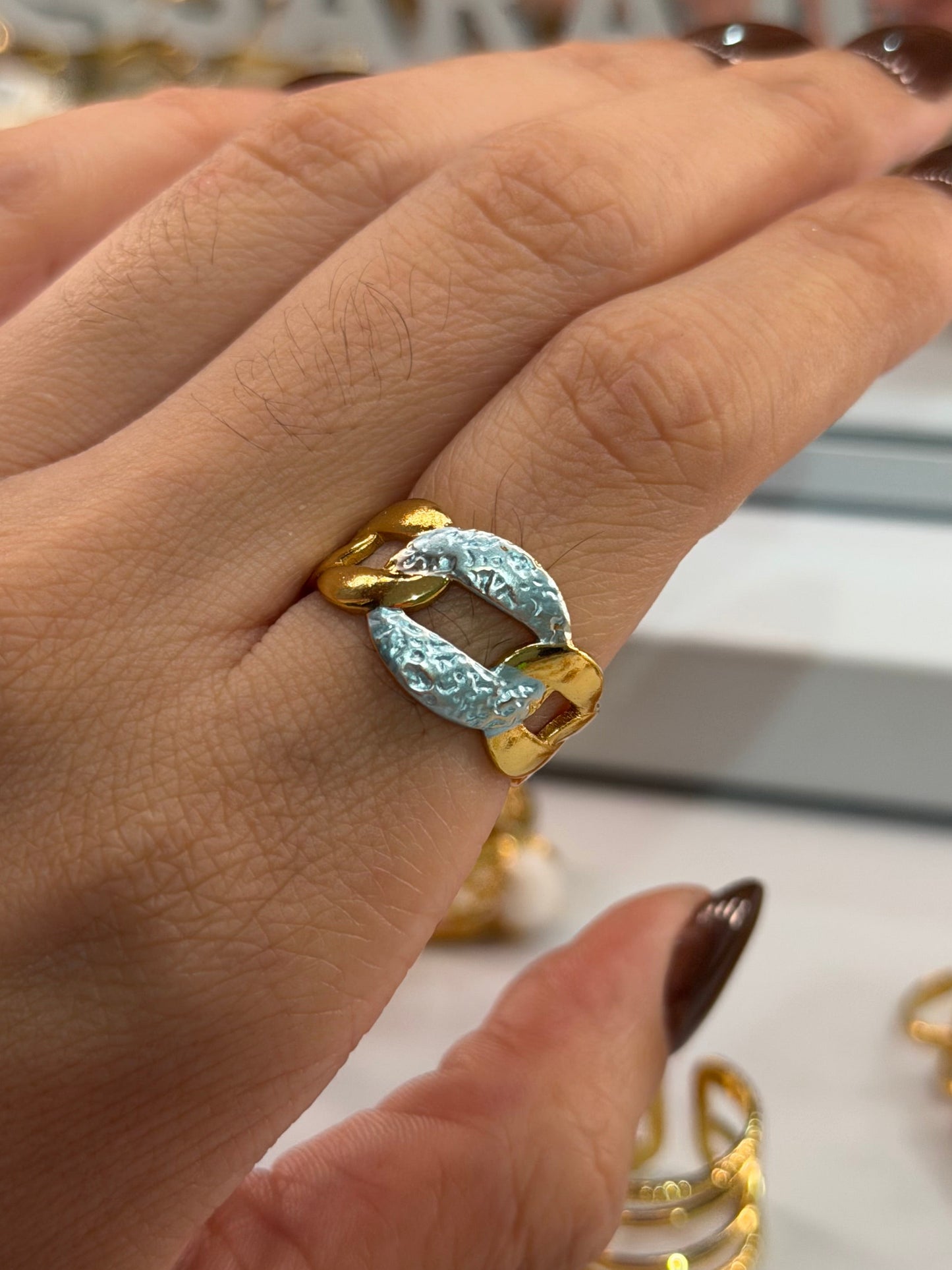 Anillo eslabones azul dorado