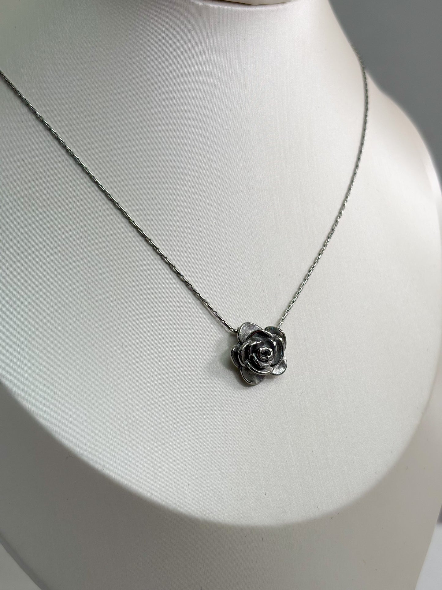 Collar rosa plata